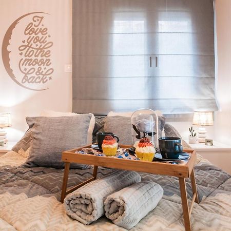 Luxury Seaside Apartment Next To Starbucks Opossite The Beach Park Of Flisvos Athena Bagian luar foto